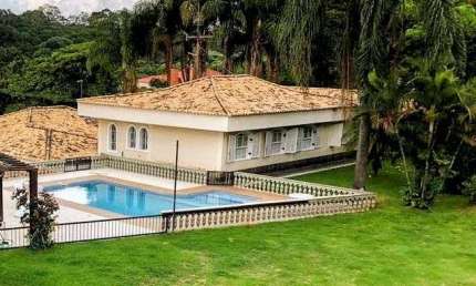 Casa em condomínio para venda com 4 quartos, sendo 2 suítes, 587m²