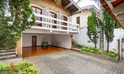 Sobrado para venda com 3 quartos, sendo 2 suítes, 303m²