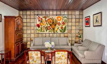 Casa de vila para venda com 4 quartos, sendo 1 suíte, 420m²