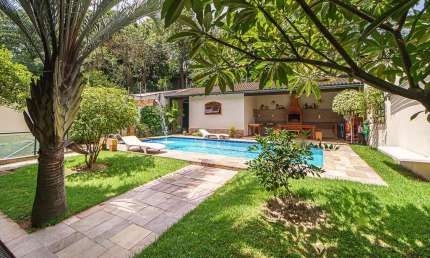 Casa tipo para venda com 4 quartos, sendo 2 suítes, 560m²