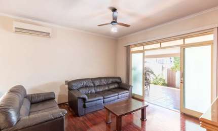 Casa tipo para venda com 3 quartos, sendo 2 suítes, 250m²