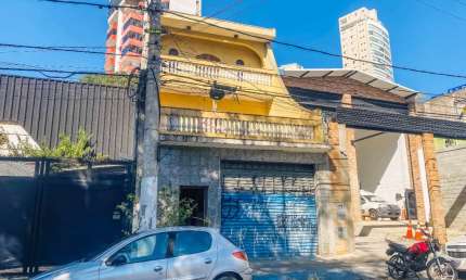 Sobrado para venda com 8 quartos, sendo 2 suítes, 130m²