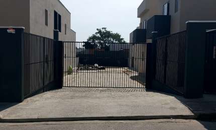 Sobrado Novo com Quintal Amplo e Suíte em Condomínio Tranquilo no Chácaras Araújo