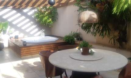 Casa de alto padrão, com jacuzzi privativa, em condomínio exclusivo