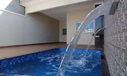 Casa à venda com piscina, 3 quartos, armários embutidos e espaço amplo em Rio Verde - GO