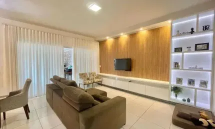 Casa à venda em Rio Verde - GO com churrasqueira na área gourmet, armários embutidos e 4 quartos