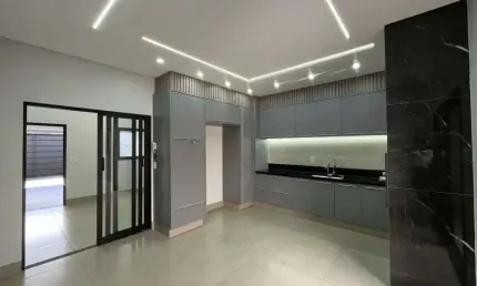 Casa à venda com armários embutidos, lavabo, amplo espaço, churrasqueira e 3 quartos em Rio Verde GO
