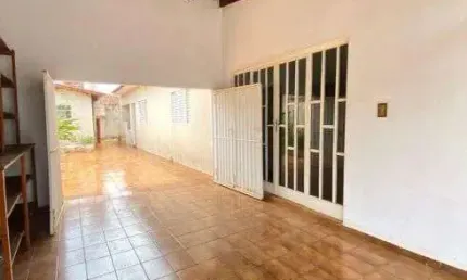 Casa á venda com ótima localização, espaço amplo, 3 quartos e armários embutidos em Rio Verde - GO