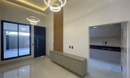 Casa à venda em Rio Verde - GO com churrasqueira, armários e espaço amplo