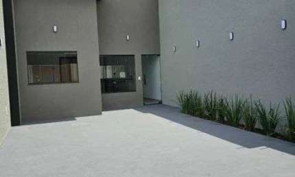 Casa à venda com pé direito alto, espaço confortável, 3 quartos e garagem ampla em Rio Verde - GO