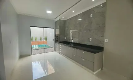 Casa com piscina, espaço amplo, acabamento moderno e armários embutidos à venda em Rio Verde - GO