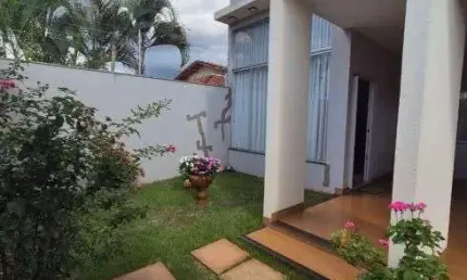Casa ampla à venda em Rio Verde - GO com 2 suítes, churrasqueira e armários embutidos