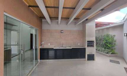 Casa á venda com pé direito alto, 3 quartos, armários embutidos em churrasqueira em Rio Verde - GO