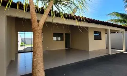 Casa à venda com churrasqueira, espaço amplo e 3 quartos em Rio Verde - GO