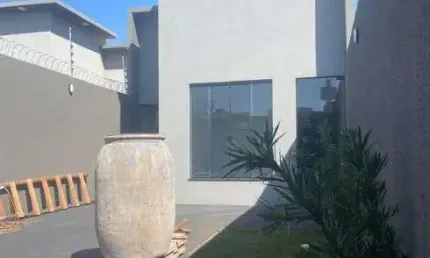 Casa á venda em Rio Verde - GO com ótimo acabamento, espaço confortável e 3 quartos