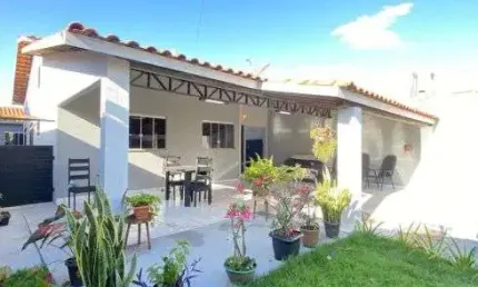 Casa á venda com churrasqueira na área gourmet, armários embutidos, e 3 quartos em Rio Verde -- GO