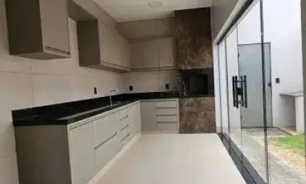 Casa á venda com 3 quartos, churrasqueira, armários e espaço amplo em Rio Verde - GO