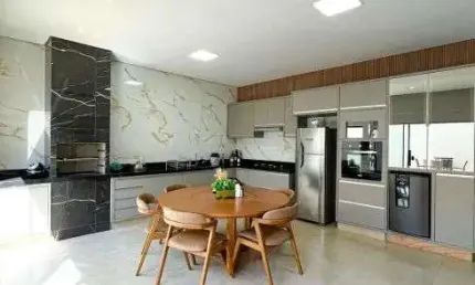 Casa à venda em Rio Verde - GO com churrasqueira, armários, espaço amplo e 3 quartos