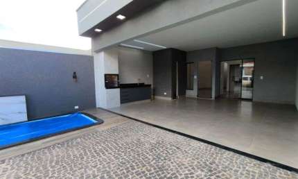 Casa à venda com churrasqueira, piscina, armários e espaço amplo em Rio Verde - GO