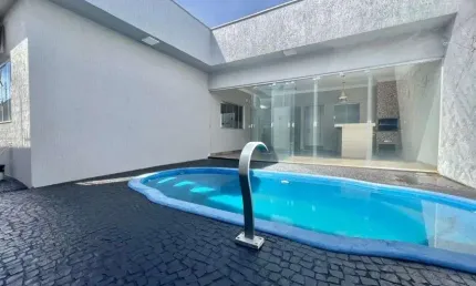 Casa à venda com churrasqueira, 3 quartos, espaço amplo, armários e piscina em Rio verde - GO