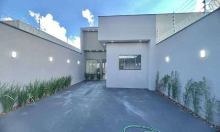 Casa á venda com quintal, 3 quartos, espaço amplo e acabamento moderno em Rio Verde - GO