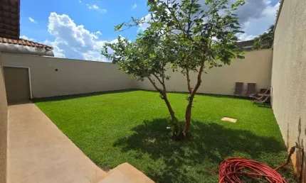 Casa à venda com quintal, espaço amplo, armários e 3 quartos em Rio Verde - GO