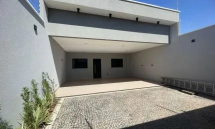 Casa à venda com armários embutidos, espaço amplo e 3 quartos em Rio Verde - GO