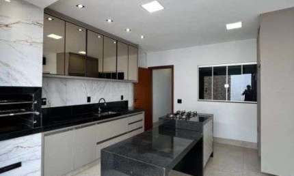 Casa à venda com jacuzzi, espaço amplo, 3 quartos e churrasqueira em Rio Verde - GO