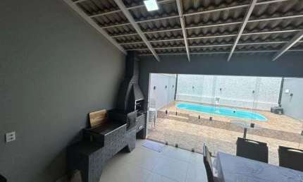 Casa à venda com piscina, churrasqueira e garagem para 2 carros em Rio Verde - GO