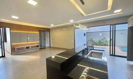 Casa à venda com espaço extremamente amplo, 3 suítes, churrasqueira, piscina e armários em Rio Verde