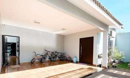 Casa à venda com armários em todos os quartos, churrasqueira e amplo espaço no Agreste em Rio Verde