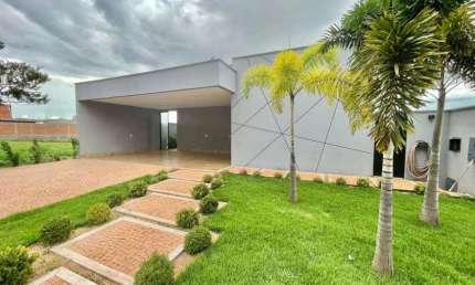 Casa à venda em Rio Verde - GO com churrasqueira, 4 suítes, armários embutidos e piscina privada