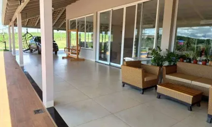 Casa à 3 minutos da UNIRV à venda com piscina, espaço amplo, área gourmet e 3 suítes em Rio Verde GO