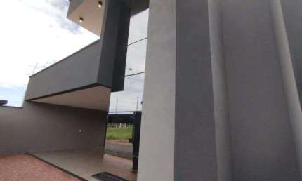 Casa à venda com espaço amplo, churrasqueira, psicina e armários embutidos em Rio Verde - GO
