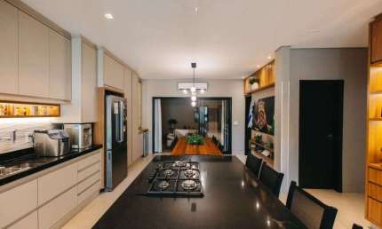 Casa à venda com churrasqueira, estética moderna e armários embuitidos em Rio Verde - GO