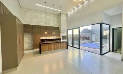 Casa à venda com piscina, churrasqueira e estética luxuosa no Interlagos em Rio Verde - GO