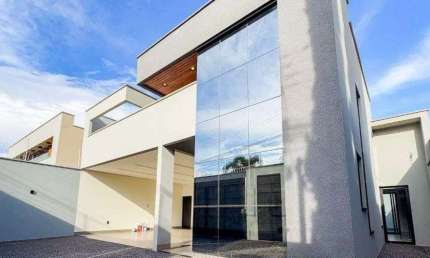 Casa à venda com churrasqueira, piscina, armários embutidos, 4 suítes e espaço amplo em Rio Verde