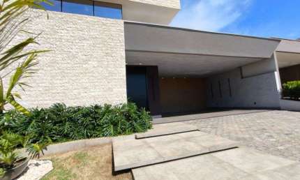 Casa de luxo à venda em Rio Verde - GO com piscina, espaço amplo, churrasqueira e armários embutidos