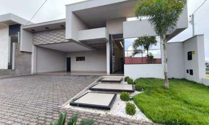 Casa com piscina, churrasqueira, armários, espaço amplo e 3 suítes em Rio Verde - GO