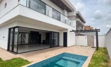 Casa à venda com piscina com hidro, espaço amplo e churrasqueira em Rio Verde - GO