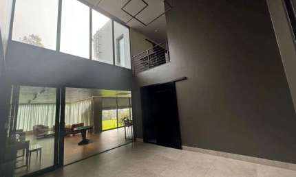 Casa à venda com churrasqueira, espaço amplo, 3 suítes, estética luxuosa e armários em Rio Verde
