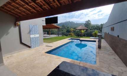 Casa térrea com piscina e área gourmet ampla para  moradia ou veraneio