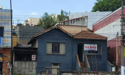Terreno com 1 casa na frente e um sobrado nos fundos