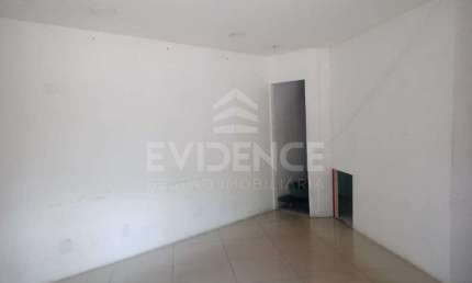 Loja com excelente localização medindo 47,00 m², possui mezanino, 01 banheiro.