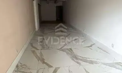 Loja para alugar com excelente localização, medindo 58,90 m², possui mezanino e 01 banheiro.