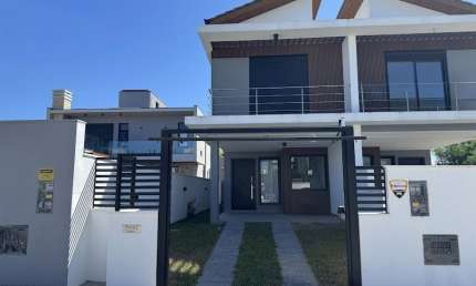 Casa com 3 suítes para Aluguel anual no Campeche Florianópolis SC
