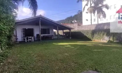 Casa térrea, dois dormitórios, próximo a praia martim de sá