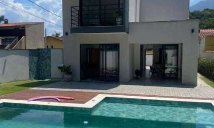 Sobrado Para Vender com 4 quartos 1 suítes no bairro Massaguaçu em Caraguatatuba