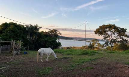 Rancho à Beira da Represa, Vista Incrível, Pasto, Pomar e Muito Verde!