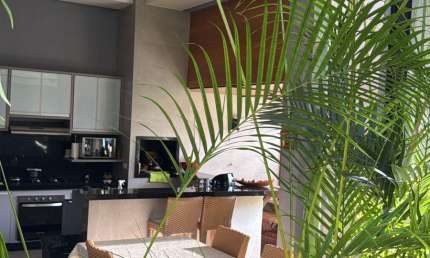 Casa à venda no Saraiva – 3 quartos, 2 suítes e 3 vagas